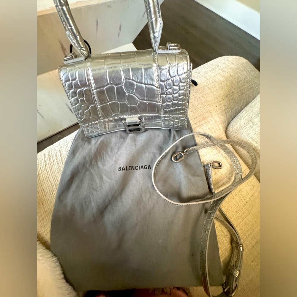 ALREADY SOLD TO CUSTOMER JUST POSTING PROOF OF PURSE !!